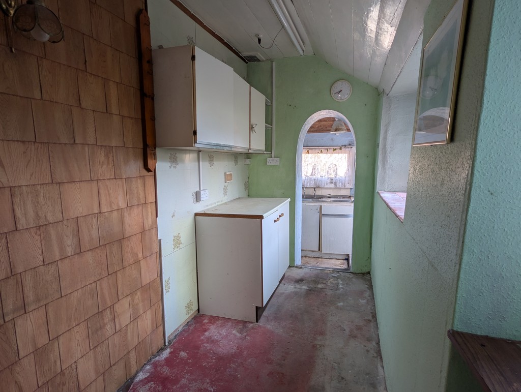Lot: 4 - TERRACED TWO-BEDROOM COTTAGE FOR UPDATING - Kitchen galley